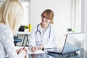 Gespräch zwischen Ärztin und Patientin