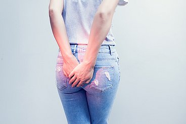 Frau mit unangenehmen Blähungen Eine Frau hat unangenehme Blähungen