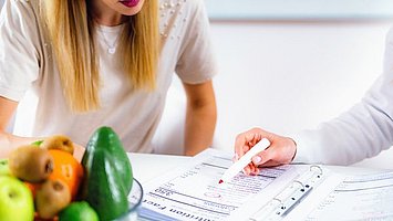 Ein Ernährungsberater spricht mit einer Patientin