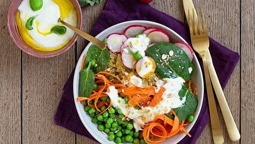 Rezept herzhafte Bowl © www.eatsmarter.de, Foto: Iris Lange-Fricke