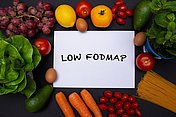 Hier sieht man Gemüse für eine Low-FODMAP‐Diät, die vor allem die Schmerzen bei Reizdarm-Patient:innen mit Blähungen, Bauchschmerzen und Durchfällen lindern kann