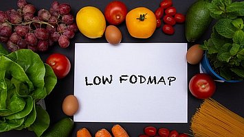 Hier sieht man Gemüse für eine Low-FODMAP‐Diät, die vor allem die Schmerzen bei Reizdarm-Patient:innen mit Blähungen, Bauchschmerzen und Durchfällen lindern kann