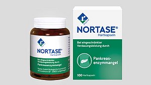 Hier sieht man links die Flasche und rechts die Packung von NORTASE, das ist ein Enzympräparat, das bei einer Verdauungsschwäche infolge eines Mangels an Verdauungsenzymen der Bauchspeicheldrüse (Pankreas) eingesetzt wird.