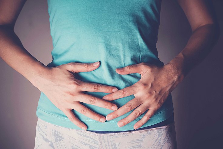 Magen-Darm-Stoerungen Frau mit Magen-Darm-Problemen. Chronische Magen-Darm-Störungen gehen oft mit einer gestörten Darmbarriere einher. © SewCream - shutterstock.com