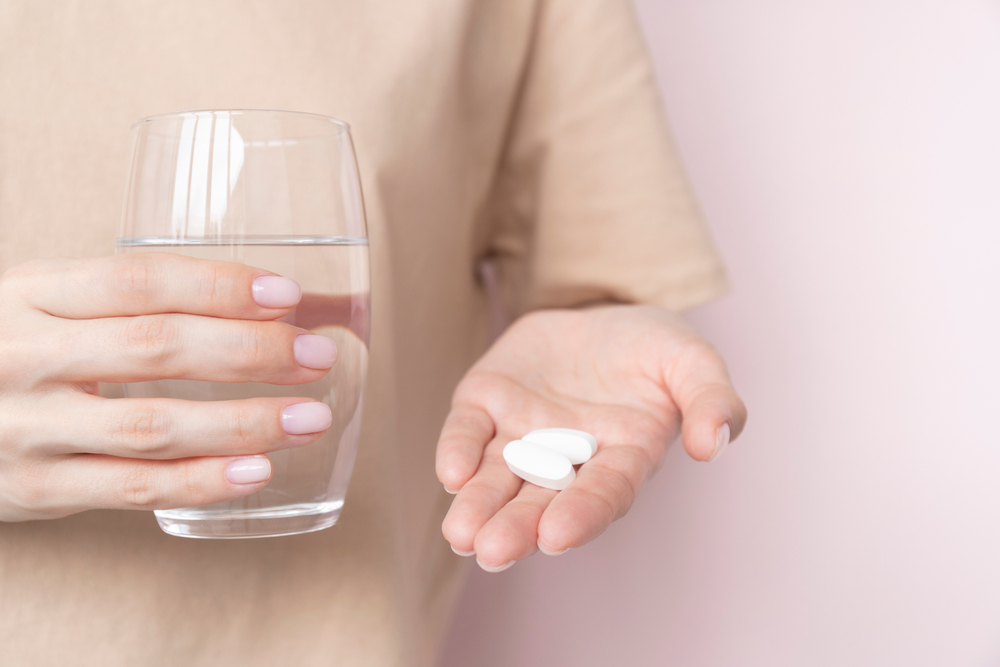 Antibiotika Tabletten Eine Frau nimmt Antibiotikatabletten, dass kann problematisch sein, weil durch Antibiotikatabletten kann die Darmflora angegriffen werden. © LeviaUA / shutterstock.com